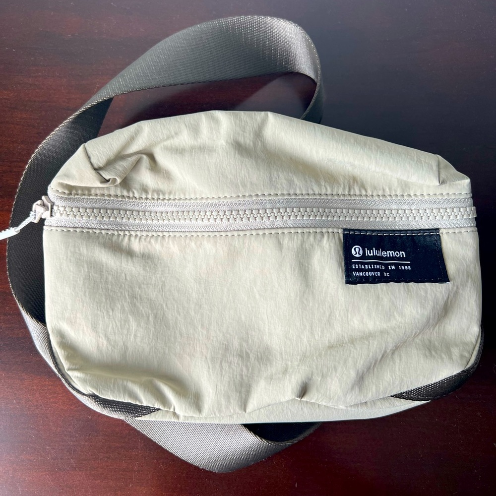 NWOT Lululemon Clean Lines Belt Bag